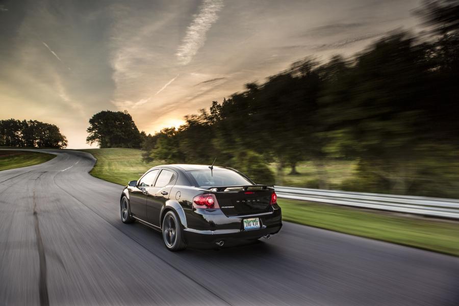  Dodge Avenger Blacktop Edition 2012 года  (фото 12 из 25)